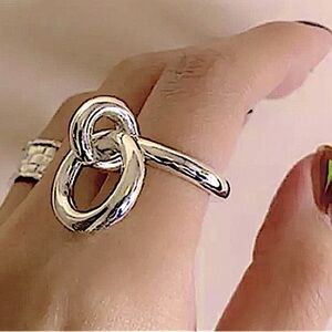 STERLING SILVER INTERLOCKING CIRCLE CHARM MINIMALIST RING